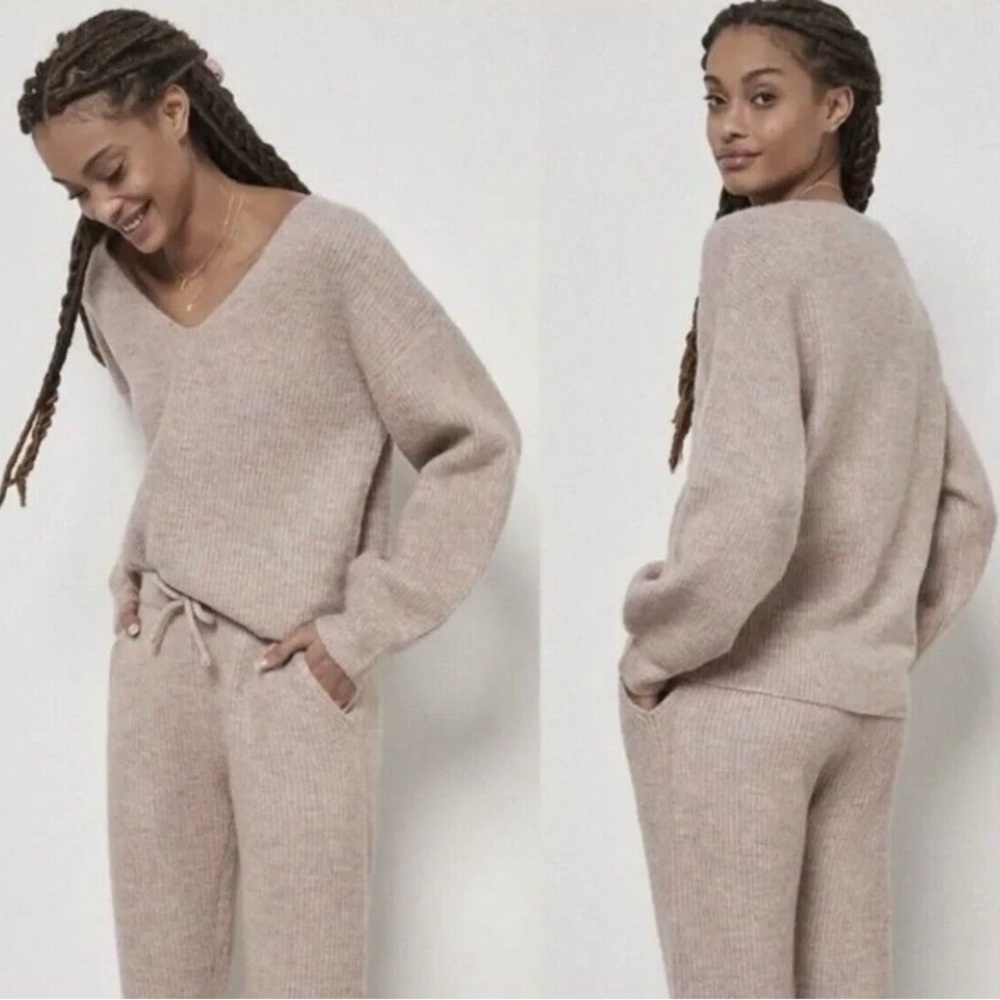 Anthropologie Amari 2 piece set! Color is pink, mauve, grey shade.